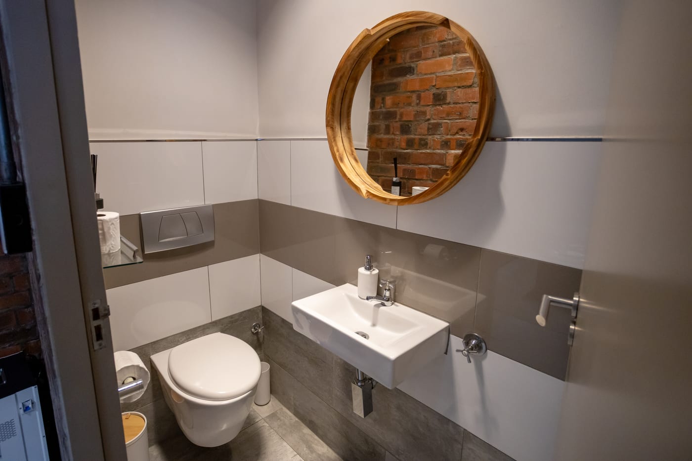 Guest bathroom in the Gardens apartment